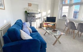 Coastal Breeze - Beautiful Two Bedroom Apartment With Free Parking Near Local Beaches